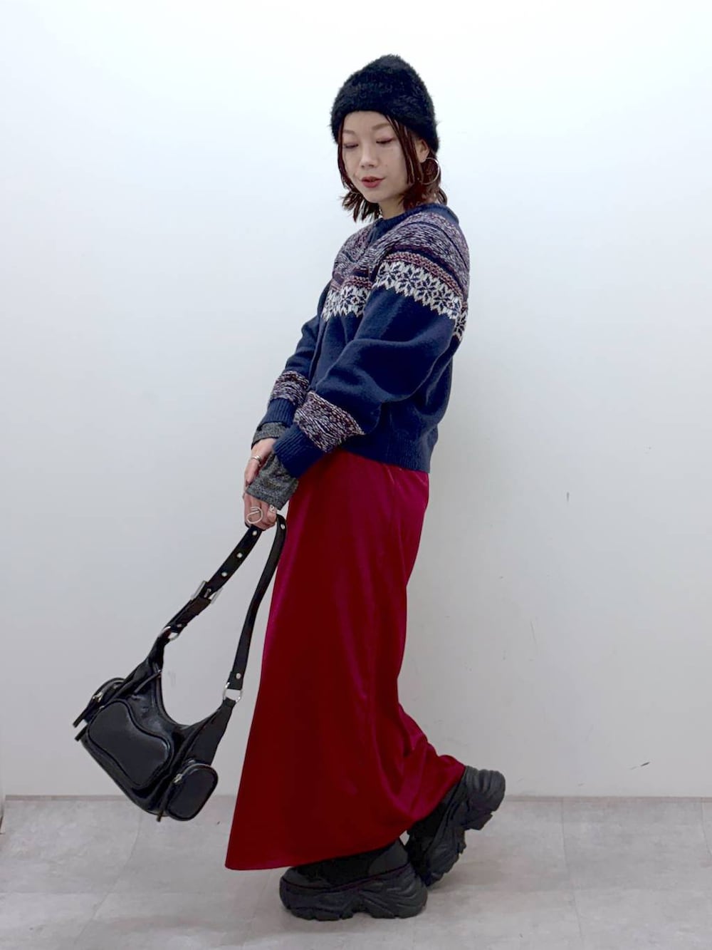 ブラック系のブーツ、シルバー系のTシャツ/カットソー、ブラック系のショルダーバッグを着用したレディースの冬コーディネートの7枚目の写真