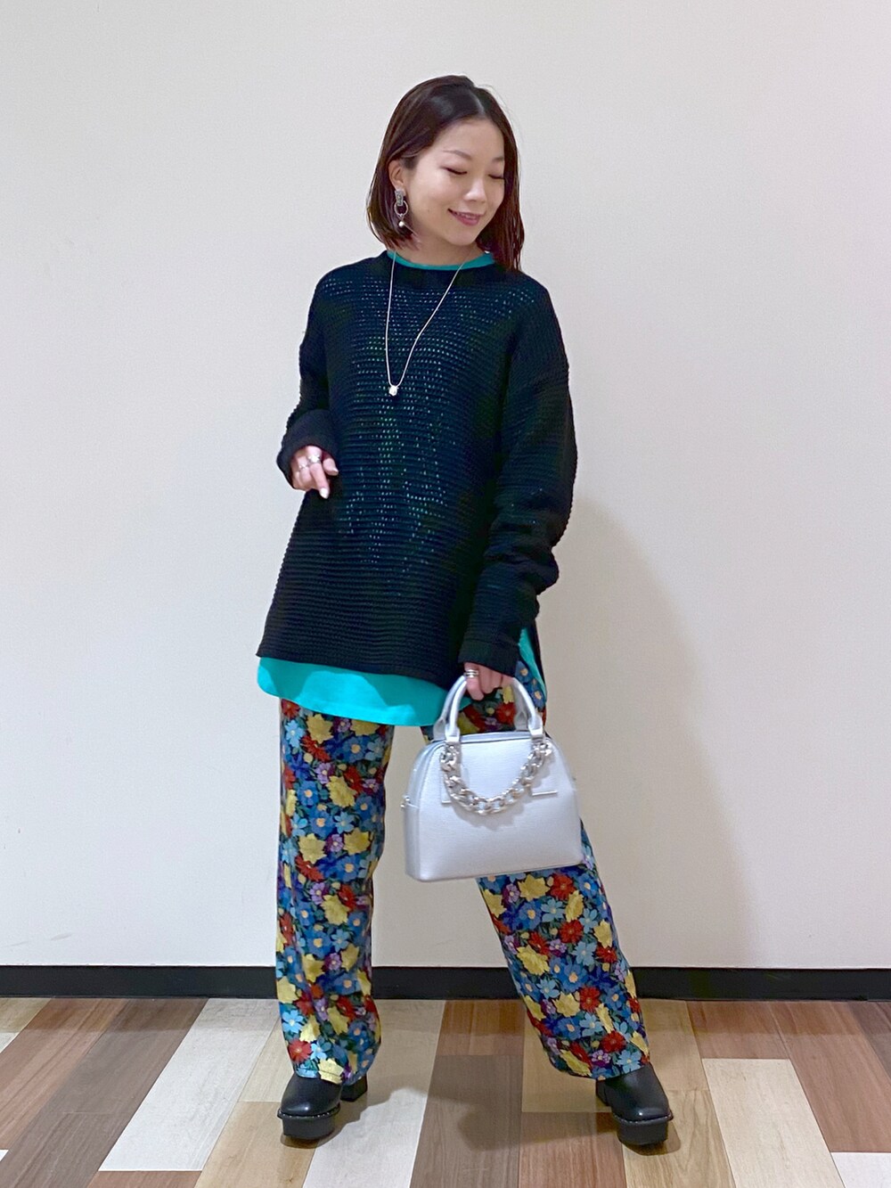 ブラック系のマウンテンパーカー、ブラック系のその他パンツ、ブラック系のブーツを着用したレディースの冬コーディネートの5枚目の写真