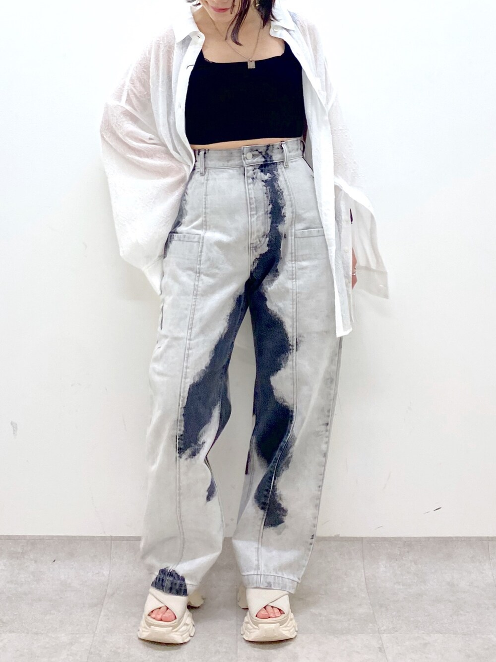 ホワイト系のサンダル、ブラック系のデニムパンツ、ブラック系のタンクトップを着用したレディースの夏コーディネートの8枚目の写真