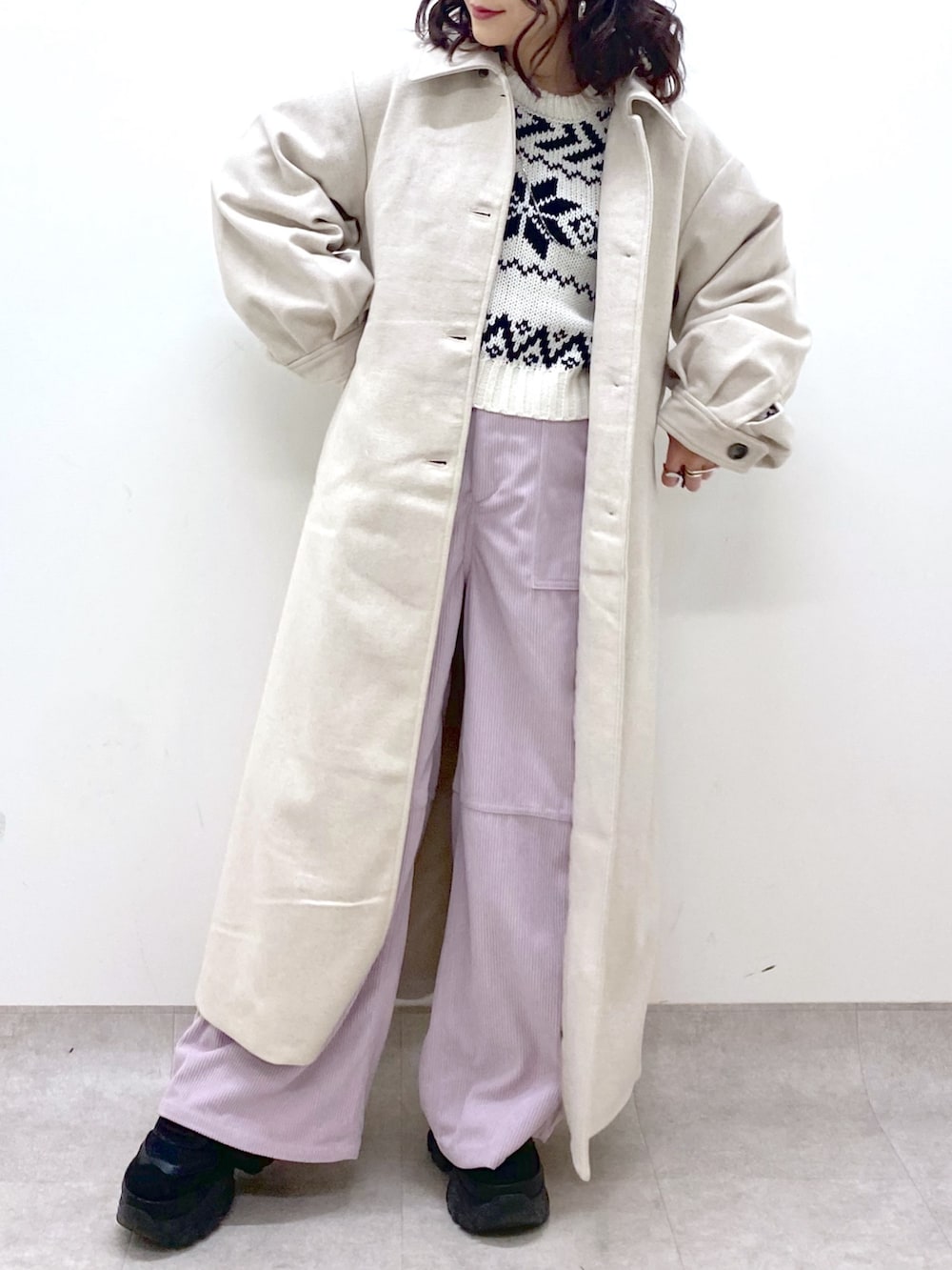 グレー系のチェスターコート、ホワイト系のニット/セーター、ピンク系のカーゴパンツを着用したレディースの冬コーディネートの8枚目の写真