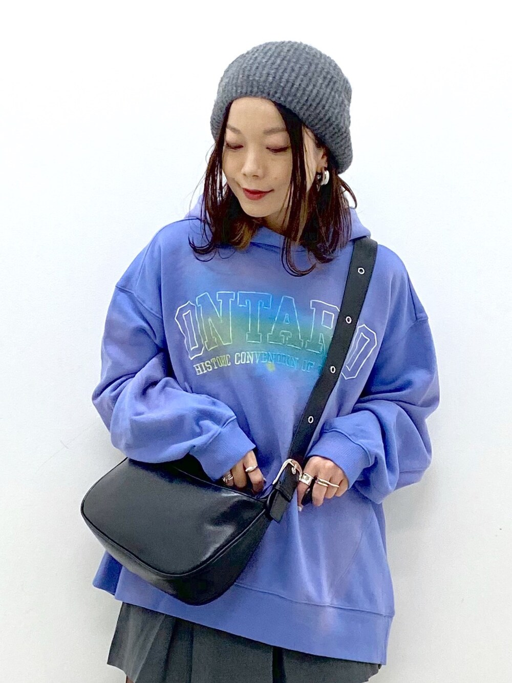 ブルー系のパーカー、ブラック系のショルダーバッグ、グレー系のその他パンツを着用したレディースの冬コーディネートの2枚目の写真