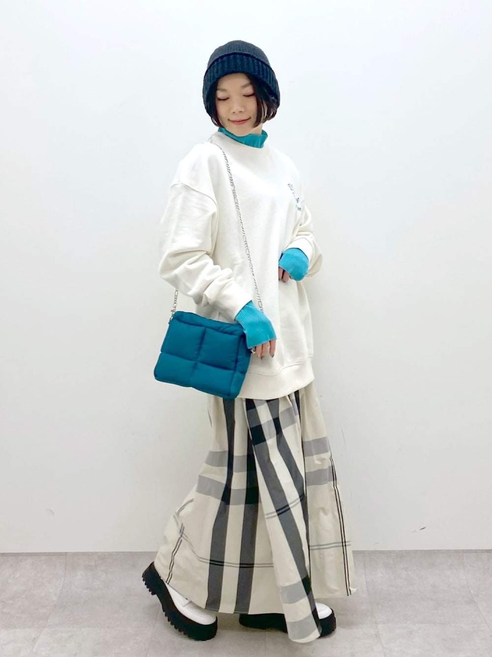 ホワイト系のスカート、その他のトップス、ホワイト系のスウェットを着用したレディースの冬コーディネートの3枚目の写真