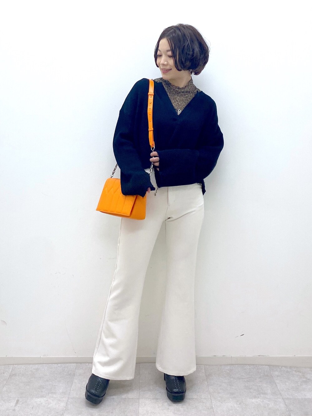 ホワイト系のパンツ、その他のその他トップス、オレンジ系のショルダーバッグを着用したレディースの秋コーディネートの5枚目の写真