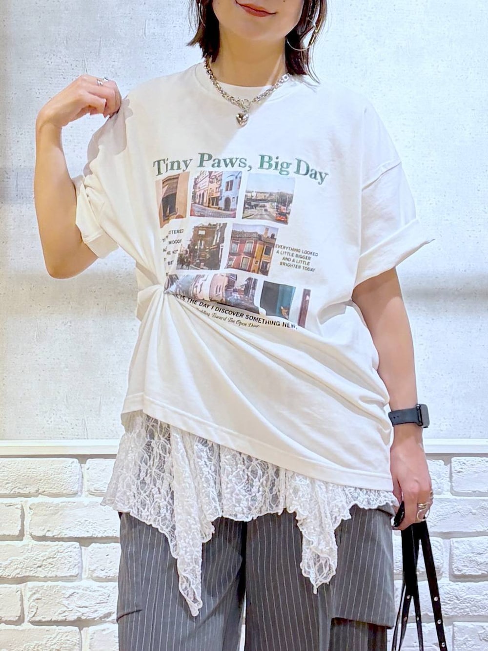 ブラック系のサンダル、ホワイト系のTシャツ/カットソー、ブラック系のトートバッグを着用したレディースの夏コーディネートの2枚目の写真