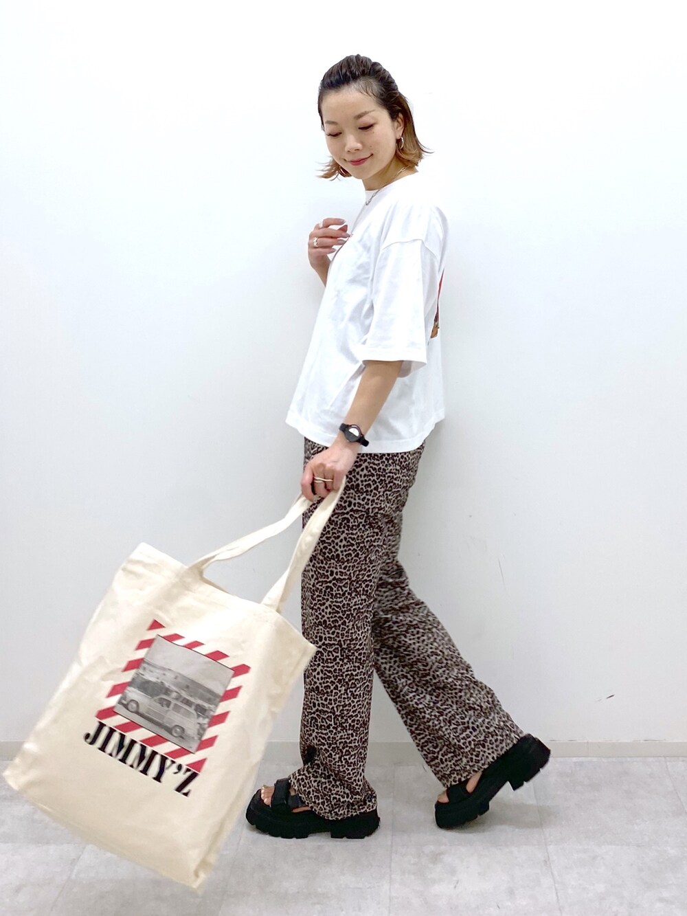 ホワイト系のTシャツ/カットソー、その他のパンツ、ホワイト系のトートバッグを着用したレディースの夏コーディネートの4枚目の写真