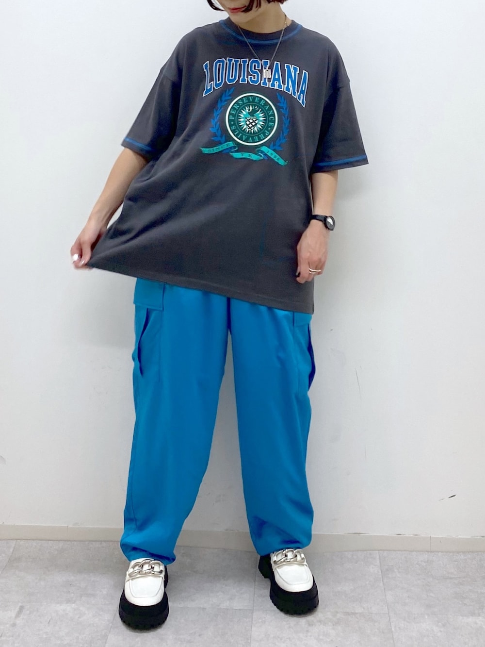 ブラック系のトップス、その他のパンツ、ホワイト系のシューズを着用したレディースの秋コーディネートの4枚目の写真