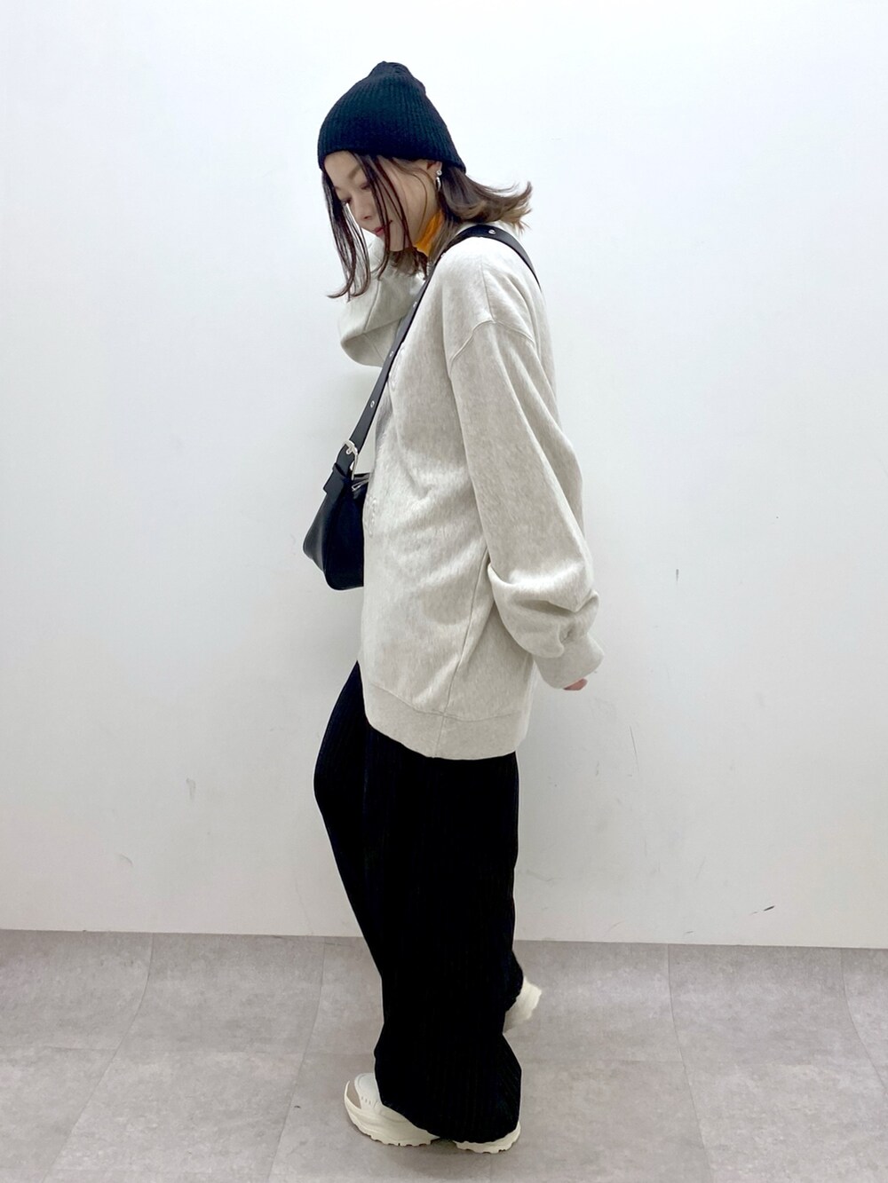 ブラック系のショルダーバッグ、ベージュ系のスウェット、その他のその他パンツを着用したレディースの春コーディネートの4枚目の写真