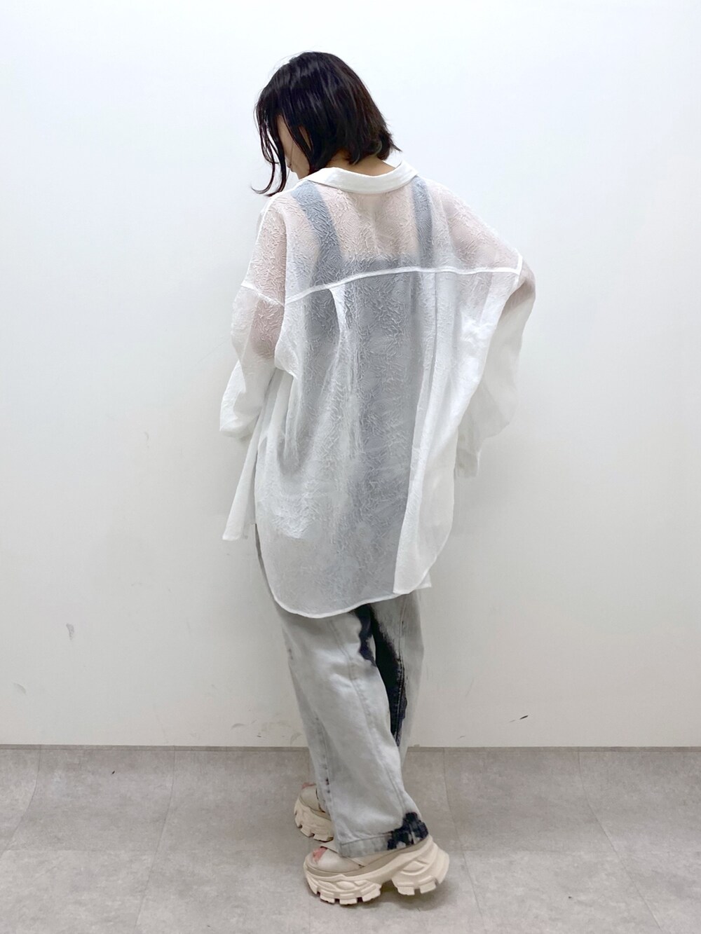 ホワイト系のサンダル、ブラック系のデニムパンツ、ブラック系のタンクトップを着用したレディースの夏コーディネートの6枚目の写真