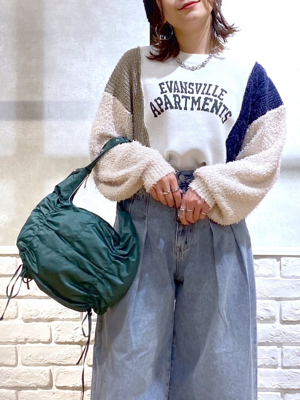 「クリスマスに着たい服、デニム、ニット帽、ニット、ブーツ、テーマパークコーデ、冬コーデ、休日スタイル、きれいめカジュアル、ショルダーバッグ、低身長、オトナカジュアル、ワイドパンツ、ショート丈トップス、ロゴニット」｜「PAGEBOYのタックデニムパンツ（デニムパンツ、ブルー系）」を使った、Chisaさん（レディース・154cm）の冬コーディネートの2枚目の写真