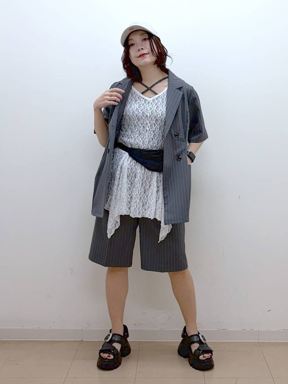 ブラック系のサンダル、グレー系のタンクトップ、ホワイト系のTシャツ/カットソーを着用したレディースの夏コーディネートの5枚目の写真