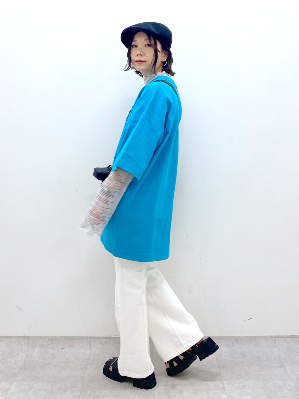 その他のトップス、ホワイト系のトップス、ブラック系のバッグを着用したレディースの春コーディネートの2枚目の写真