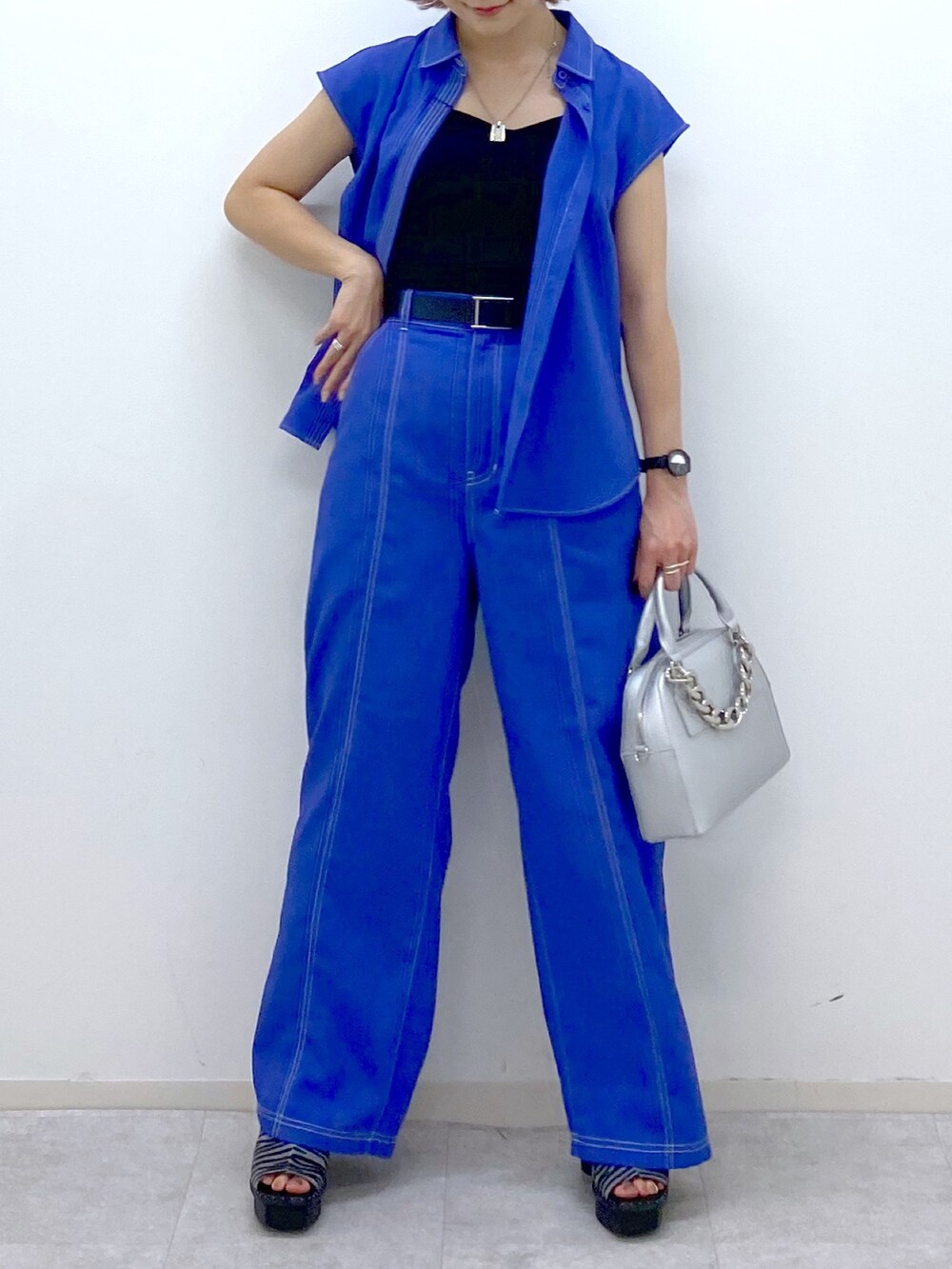 パープル系のシャツ/ブラウス、パープル系のその他パンツ、その他のサンダルを着用したレディースの夏コーディネートの4枚目の写真