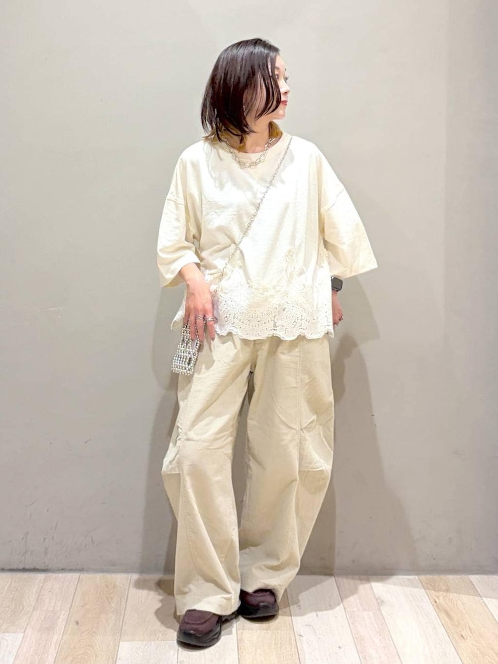 ブラウン系のローファー、ベージュ系のその他パンツ、ホワイト系のTシャツ/カットソーを着用したレディースの秋コーディネートの4枚目の写真