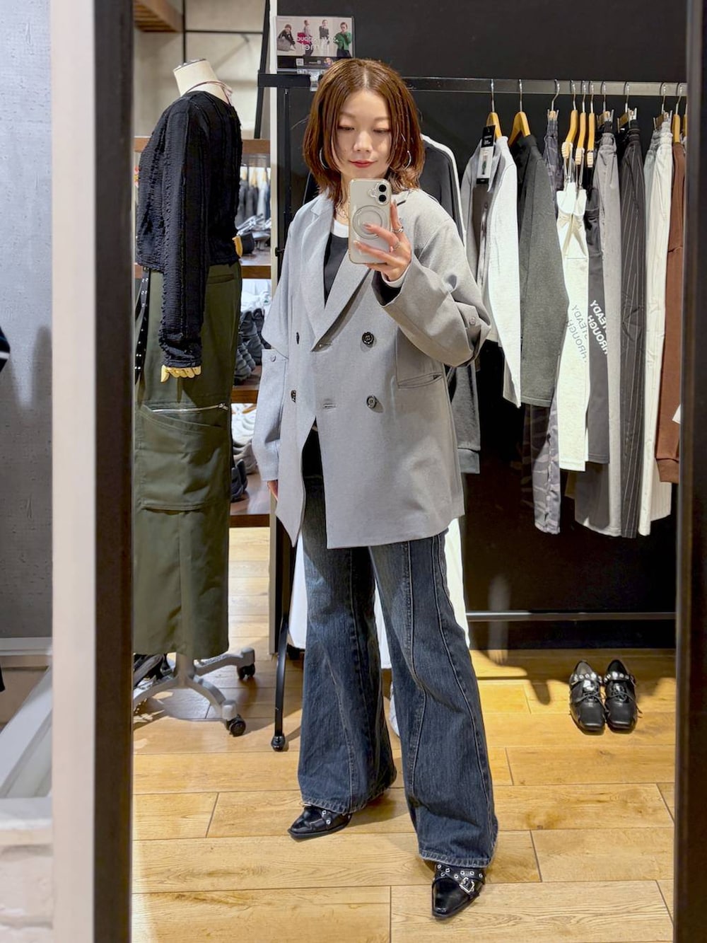 ブルー系のデニムパンツ、グレー系のテーラードジャケット、ブラック系のTシャツ/カットソーを着用したレディースの春コーディネートの5枚目の写真