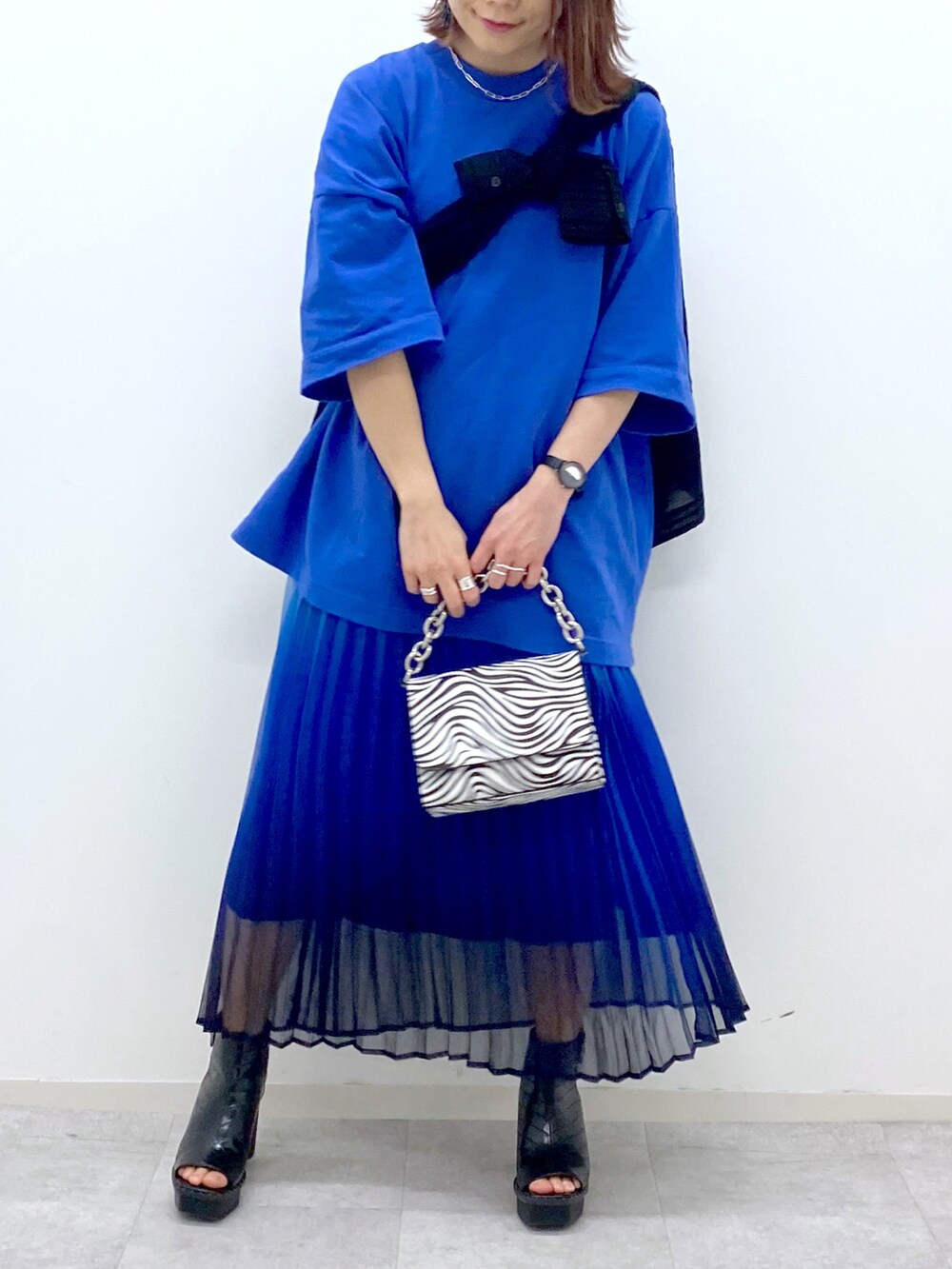 ブルー系のTシャツ/カットソー、ブルー系のスカート、その他のショルダーバッグを着用したレディースの春コーディネートの4枚目の写真