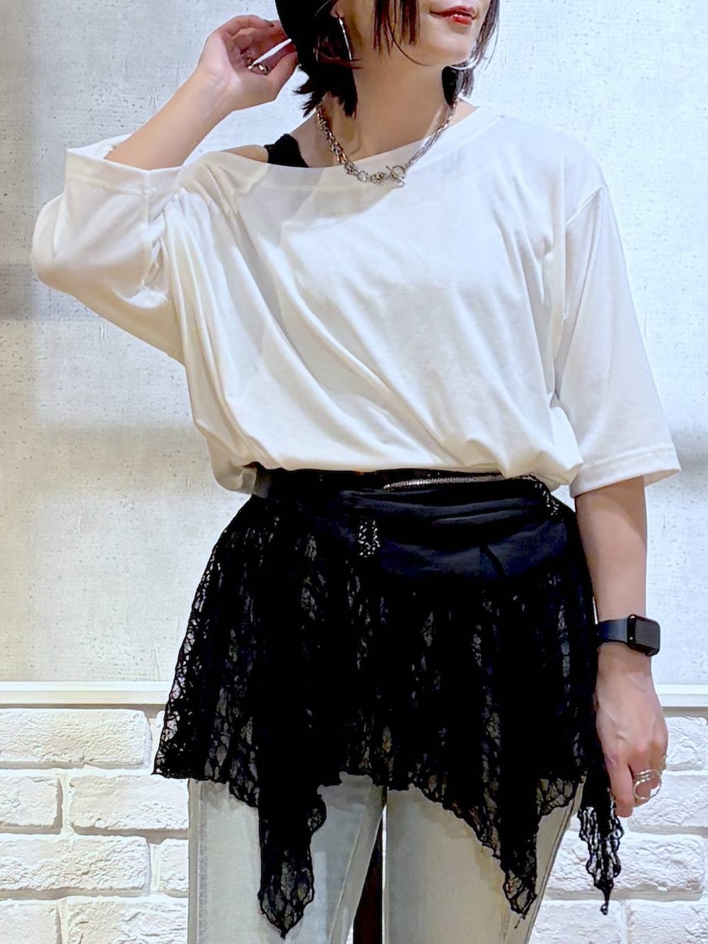 ホワイト系のTシャツ/カットソー、ブルー系のデニムパンツ、ブラック系のTシャツ/カットソーを着用したレディースの夏コーディネートの2枚目の写真