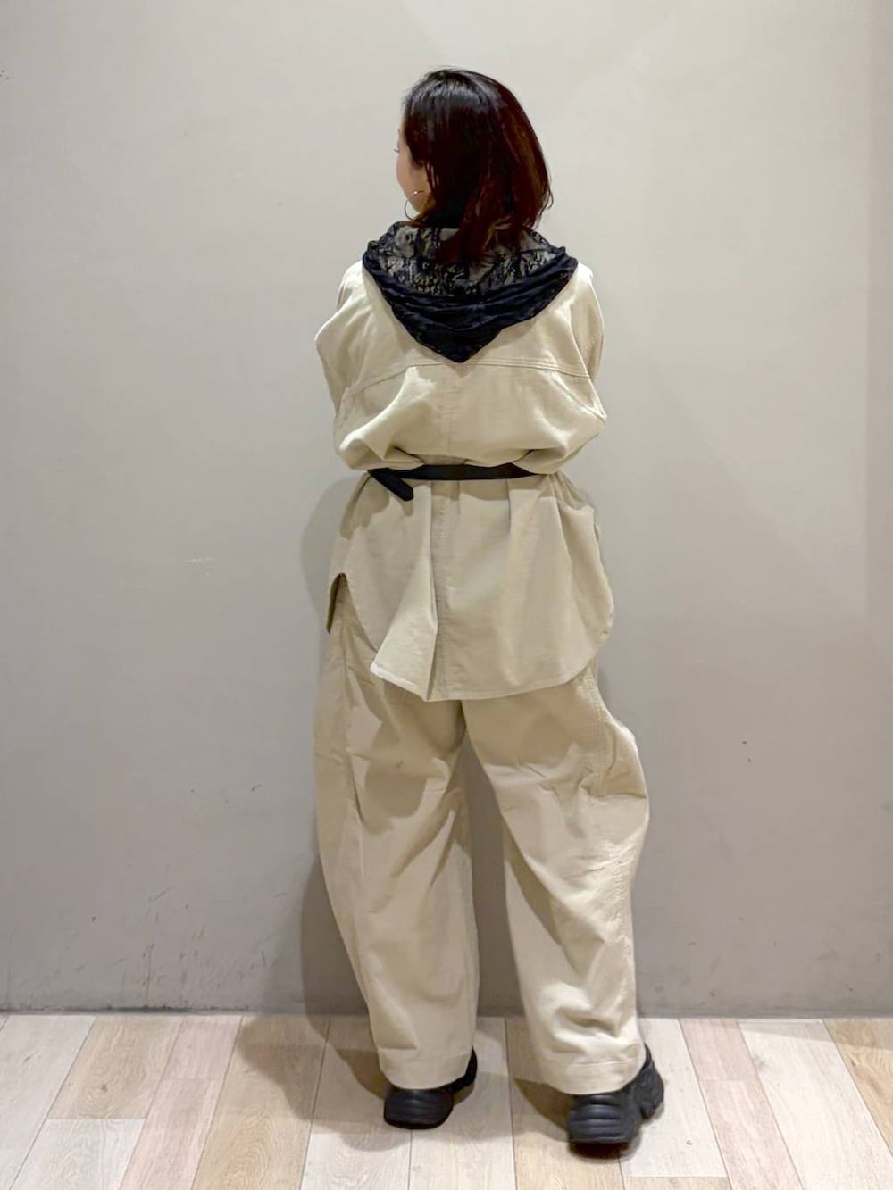 ベージュ系のその他パンツ、ブラック系のシャツ/ブラウス、ブラック系のスニーカーを着用したレディースの秋コーディネートの6枚目の写真