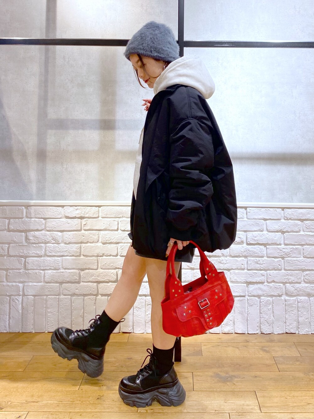 ブラック系のMA-1、グレー系のその他パンツ、ブラック系のブーツを着用したレディースの秋コーディネートの7枚目の写真