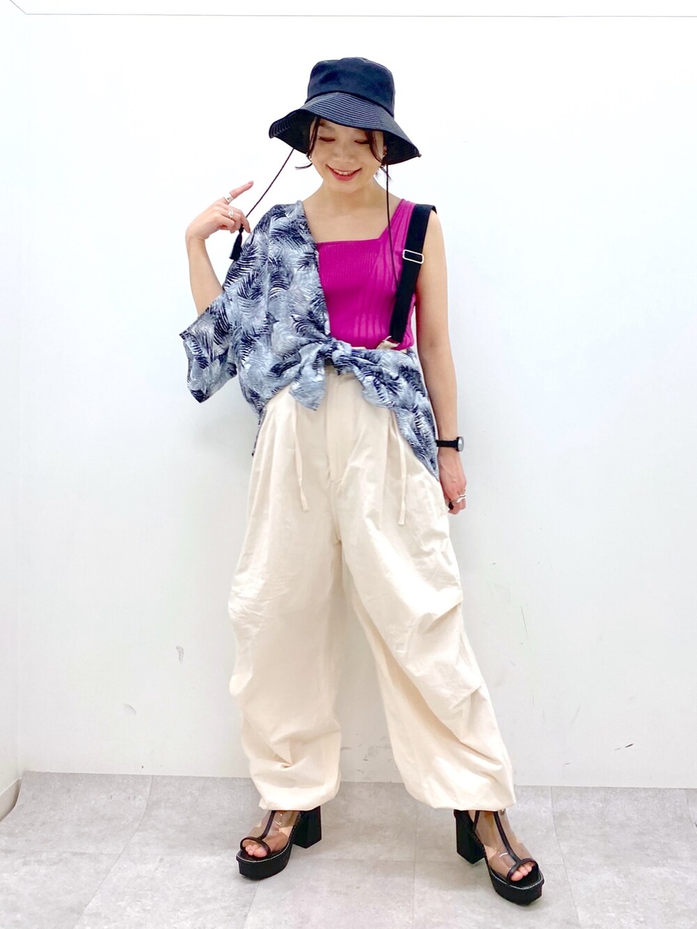 ホワイト系のその他パンツ、その他のサンダル、ピンク系のタンクトップを着用したレディースの春コーディネートの4枚目の写真