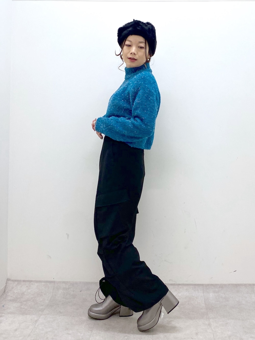 ブルー系のニット/セーター、ブラック系のその他パンツ、その他のブーツを着用したレディースの冬コーディネートの4枚目の写真