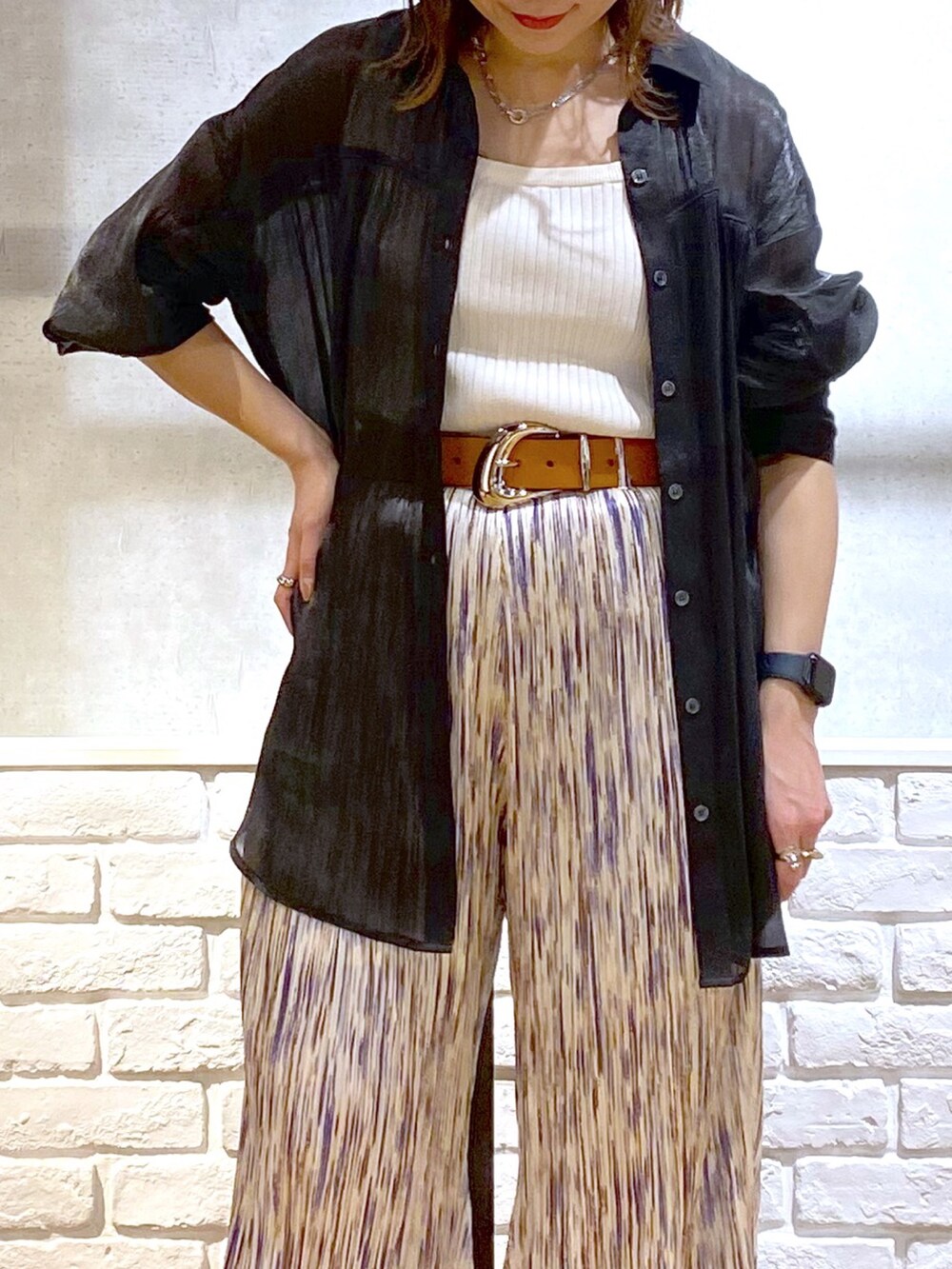 ホワイト系のタンクトップ、ブラック系のシャツ/ブラウス、パープル系のその他パンツを着用したレディースの春コーディネートの2枚目の写真