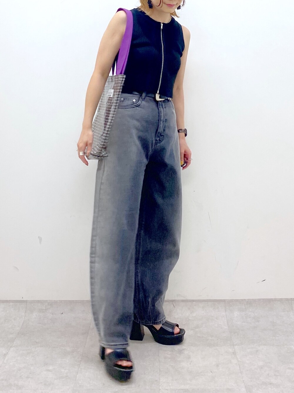 ブラック系のデニムパンツ、ブラック系のタンクトップ、ブラック系のサンダルを着用したレディースの夏コーディネートの7枚目の写真