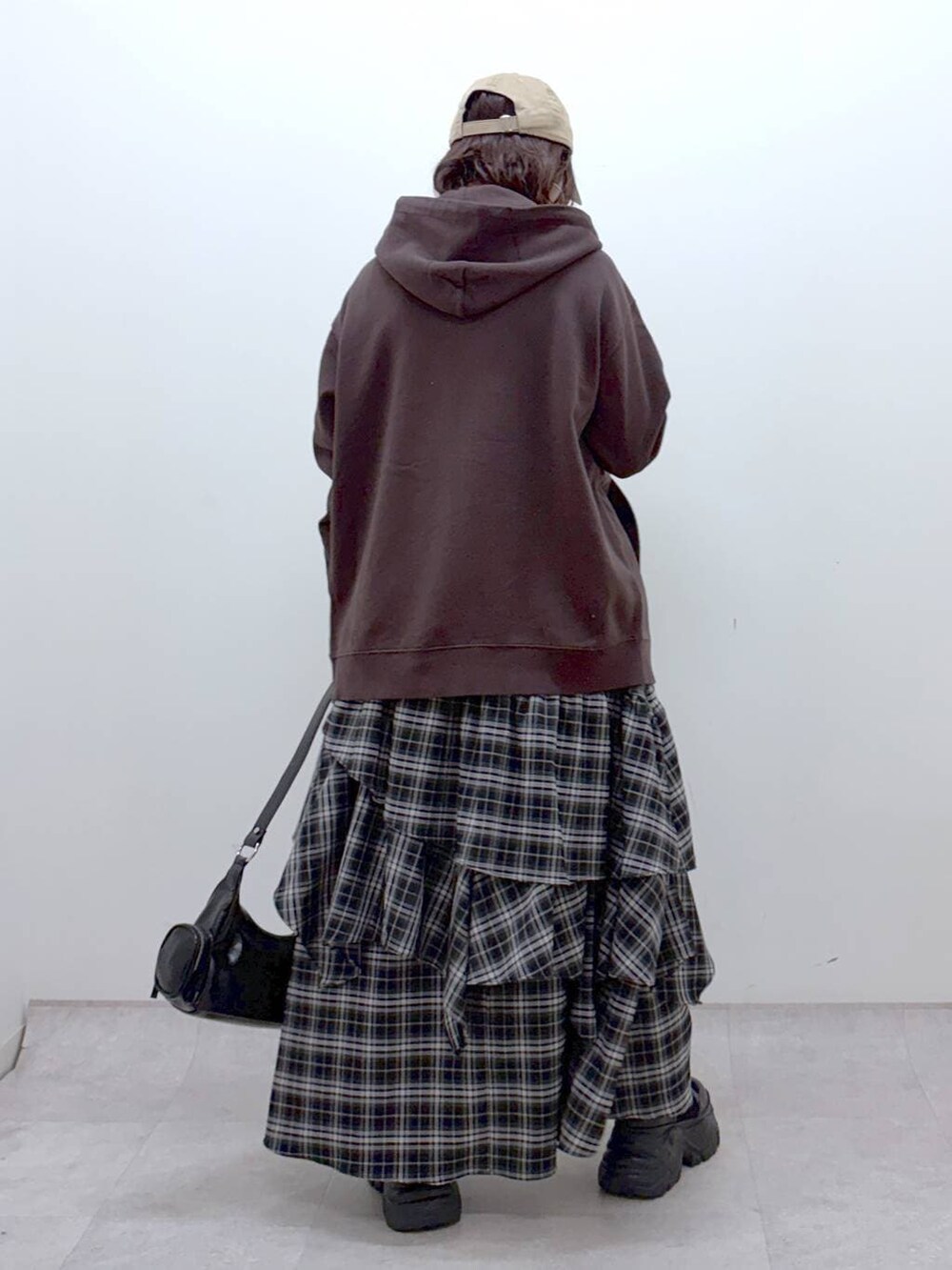 ブラック系のブーツ、シルバー系のTシャツ/カットソー、ブラウン系のパーカーを着用したレディースの冬コーディネートの6枚目の写真