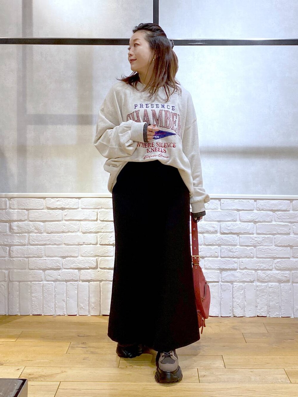 ブラウン系のブーツ、シルバー系のTシャツ/カットソー、ベージュ系のスウェットを着用したレディースの冬コーディネートの4枚目の写真