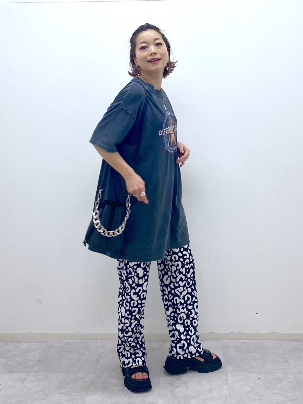 グレー系のTシャツ/カットソー、ホワイト系のその他パンツ、ブラック系のショルダーバッグを着用したレディースの夏コーディネートの2枚目の写真