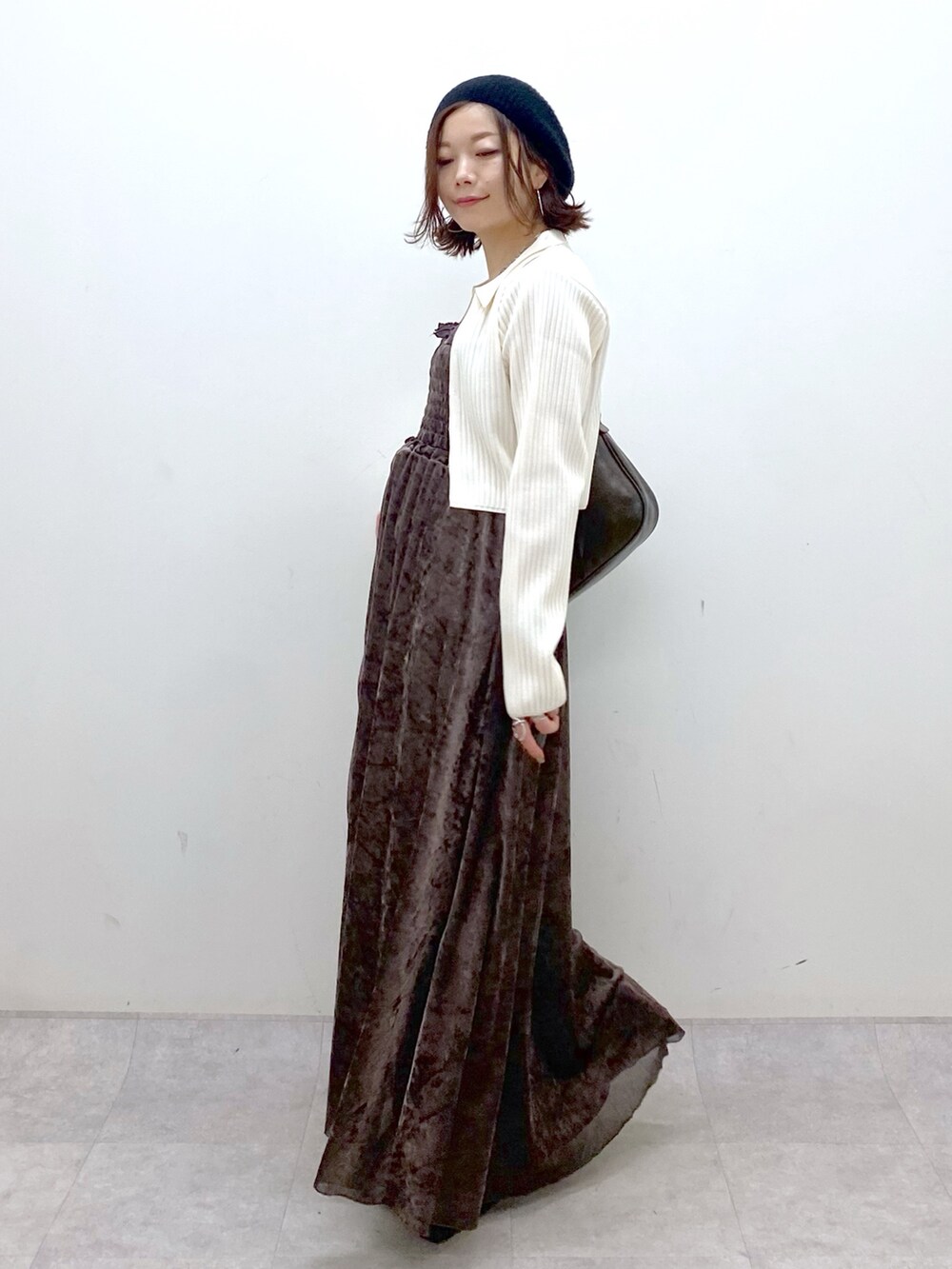 ブラウン系のワンピース、ブラウン系のショルダーバッグ、ブラック系のブーツを着用したレディースの秋コーディネートの5枚目の写真