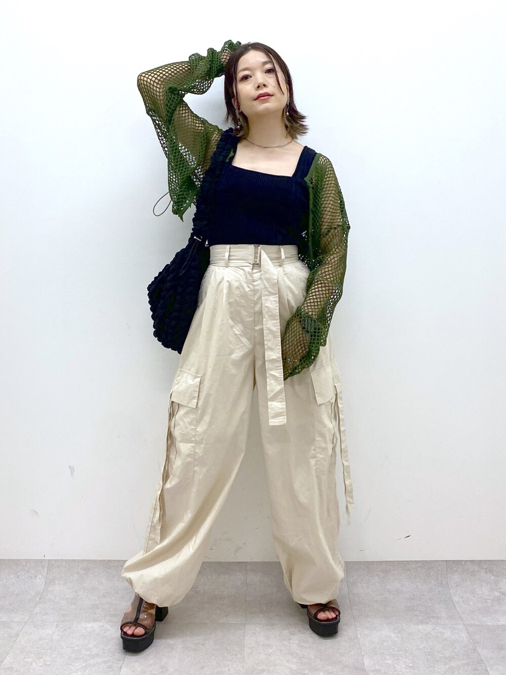 ホワイト系のカーゴパンツ、ブラック系のトップス、グリーン系のTシャツ/カットソーを着用したレディースの夏コーディネートの8枚目の写真