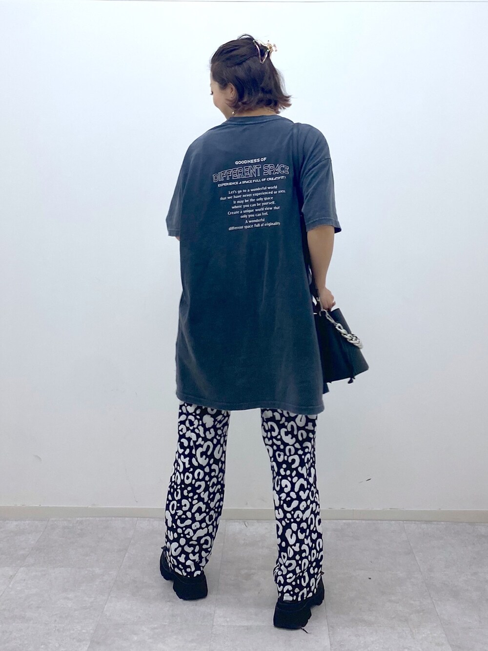 グレー系のTシャツ/カットソー、ホワイト系のその他パンツ、ブラック系のショルダーバッグを着用したレディースの夏コーディネートの4枚目の写真