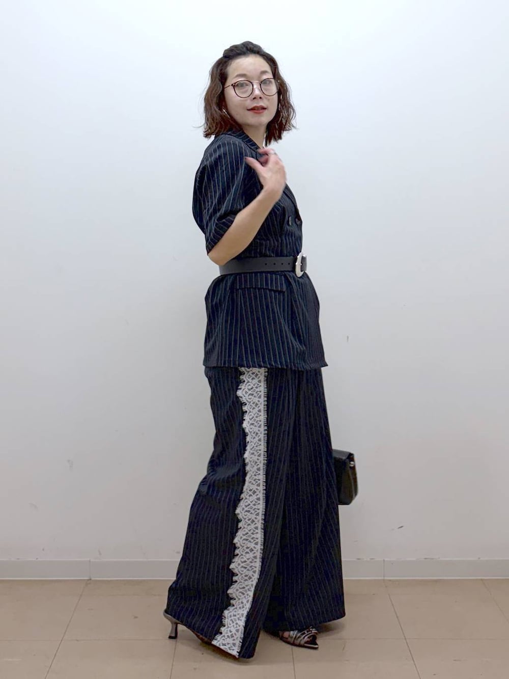 その他のサンダル、ブルー系のスラックス、グレー系のタンクトップを着用したレディースの夏コーディネートの7枚目の写真