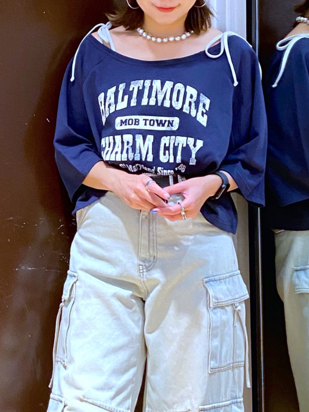 ブルー系のデニムパンツ、ホワイト系のスニーカー、ブルー系のTシャツ/カットソーを着用したレディースの夏コーディネートの2枚目の写真