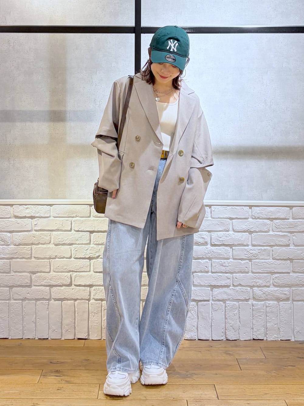 ホワイト系のスニーカー、ホワイト系のタンクトップ、ブラウン系のショルダーバッグを着用したレディースの春コーディネートの8枚目の写真