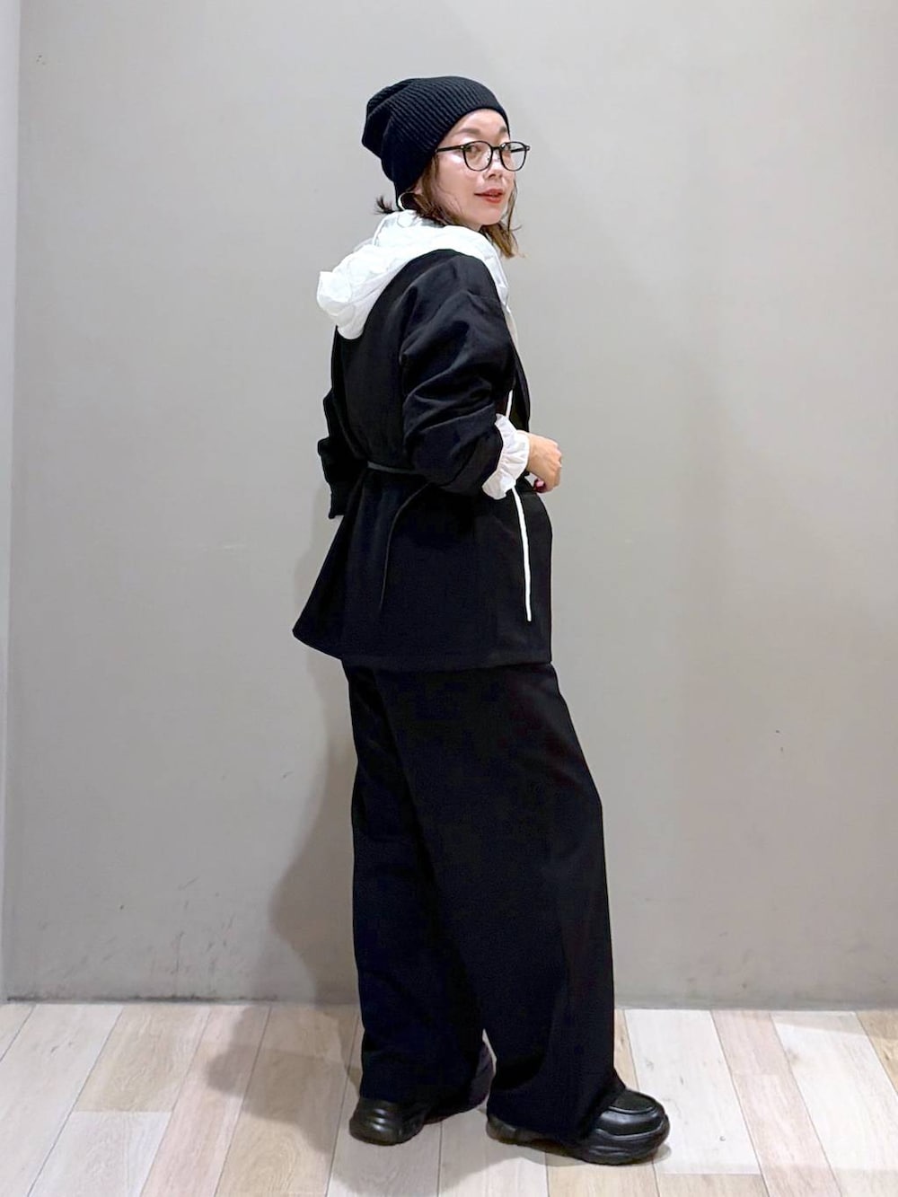 ブラック系のローファー、ブラック系のその他パンツ、ブラック系のテーラードジャケットを着用したレディースの秋コーディネートの7枚目の写真