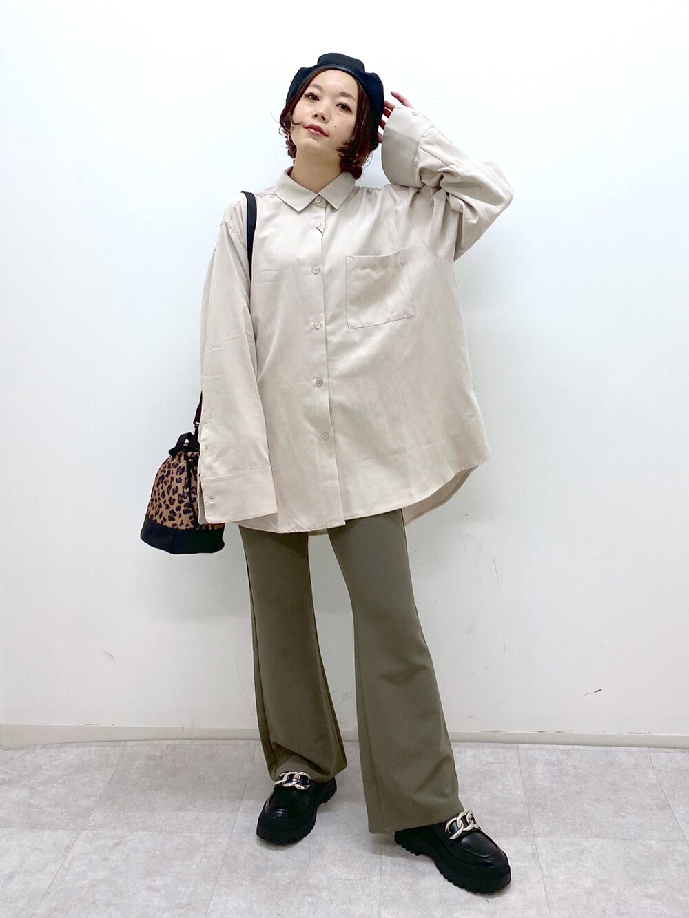 ホワイト系のシャツ/ブラウス、ブラウン系のパンツ、ブラック系のシューズを着用したレディースの秋コーディネートの5枚目の写真