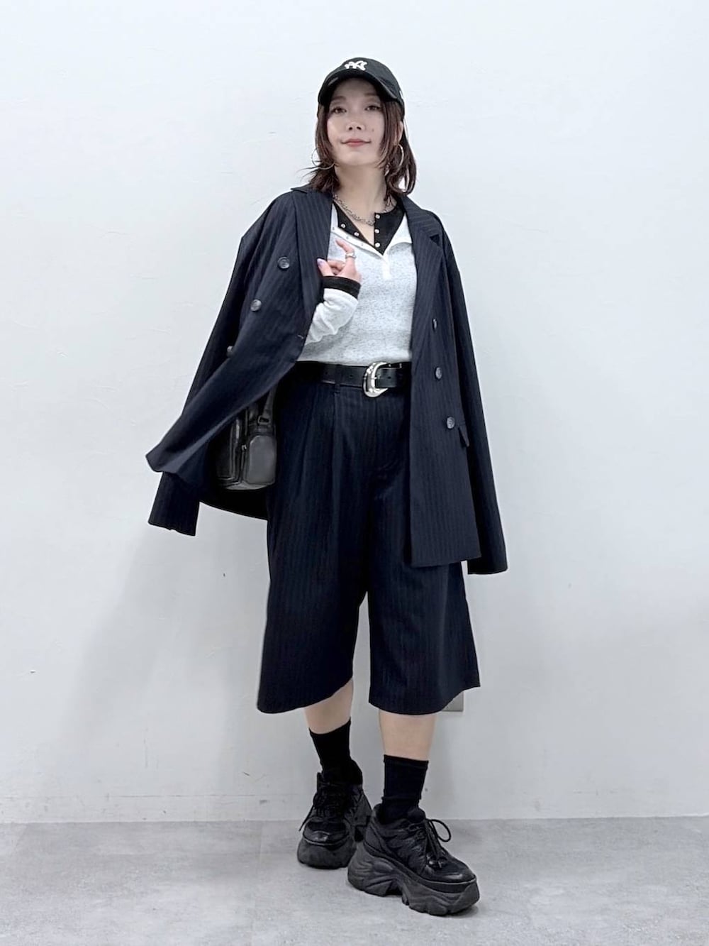 ブラック系のスニーカー、グレー系のショルダーバッグ、ブラック系のTシャツ/カットソーを着用したレディースの春コーディネートの8枚目の写真