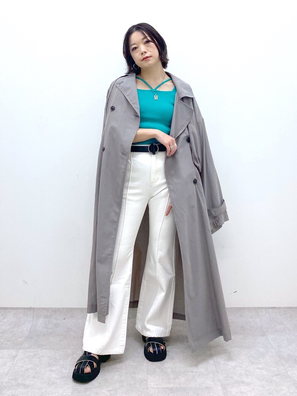 グレー系のジャケット/アウター、ホワイト系のパンツ、ブラック系のサンダルを着用したレディースの春コーディネートの2枚目の写真