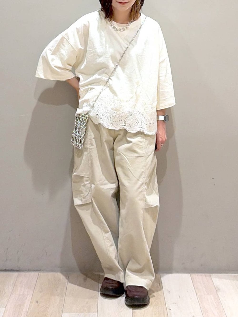 ブラウン系のローファー、ベージュ系のその他パンツ、ホワイト系のTシャツ/カットソーを着用したレディースの秋コーディネートの3枚目の写真