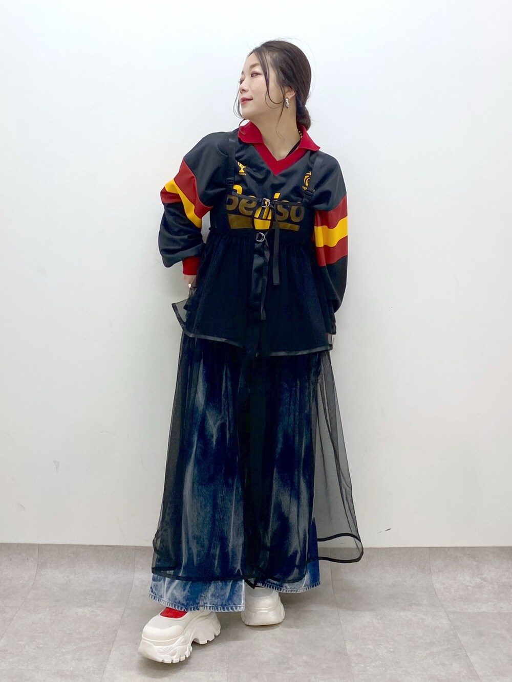 ブラック系のシャツ/ブラウス、ブラック系のワンピース、ブルー系のデニムパンツを着用したレディースの春コーディネートの9枚目の写真