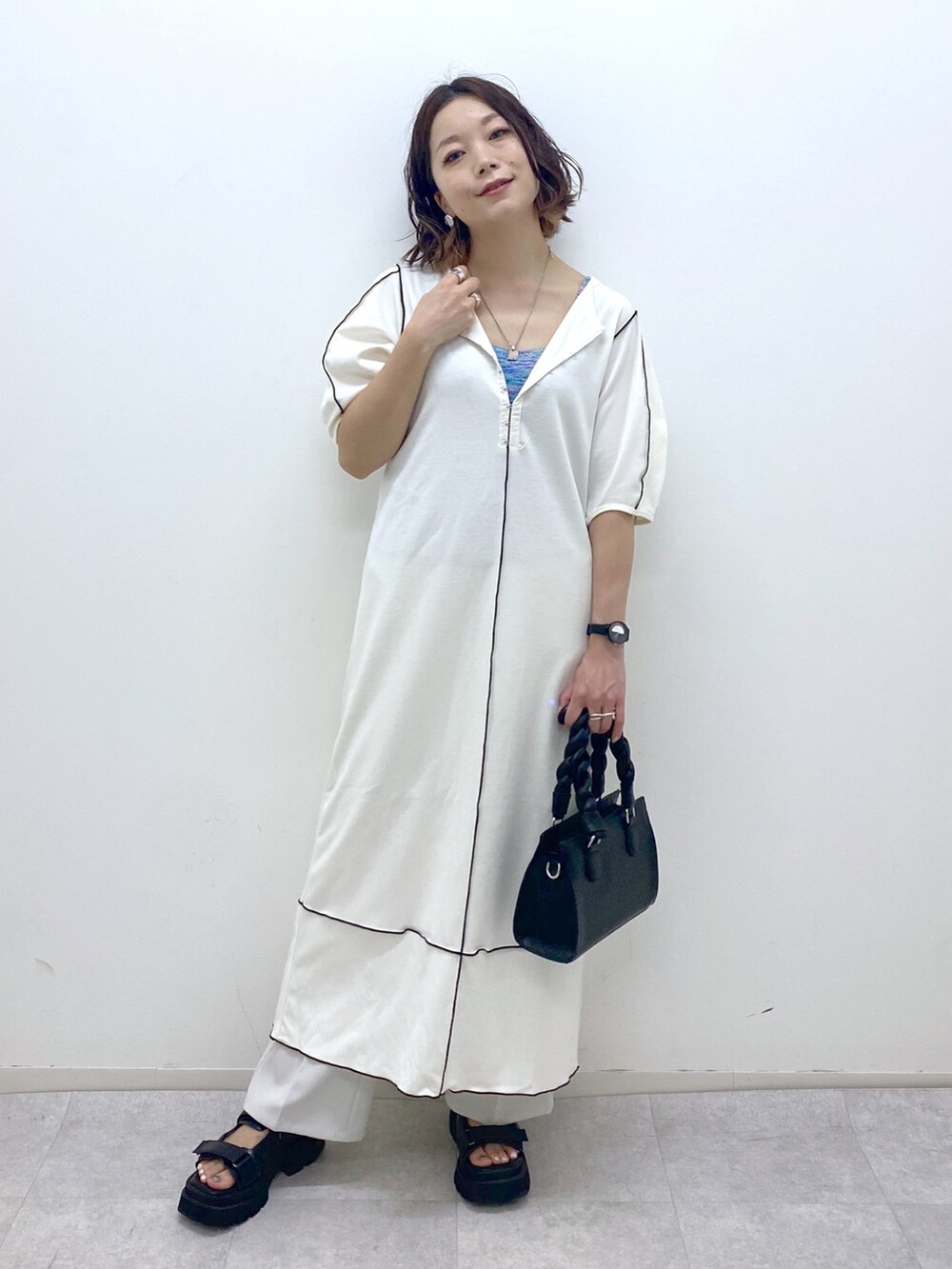 ホワイト系のワンピース/ドレス、ベージュ系のスラックス、ブルー系のタンクトップを着用したレディースの夏コーディネートの2枚目の写真