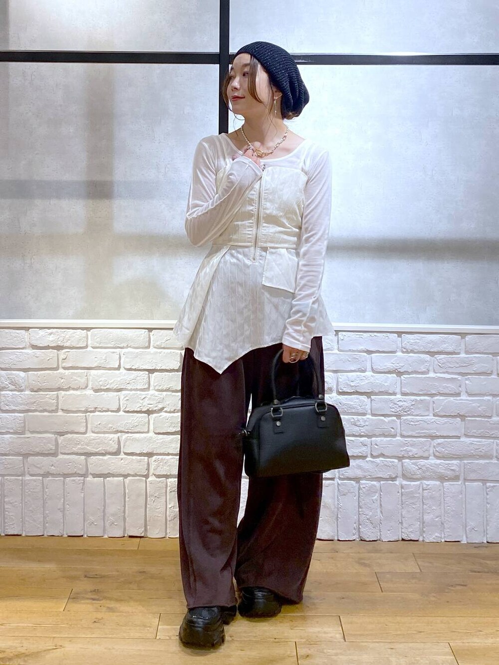 ブラック系のスニーカー、ブラック系のショルダーバッグ、ブラウン系のスウェットパンツを着用したレディースの秋コーディネートの8枚目の写真