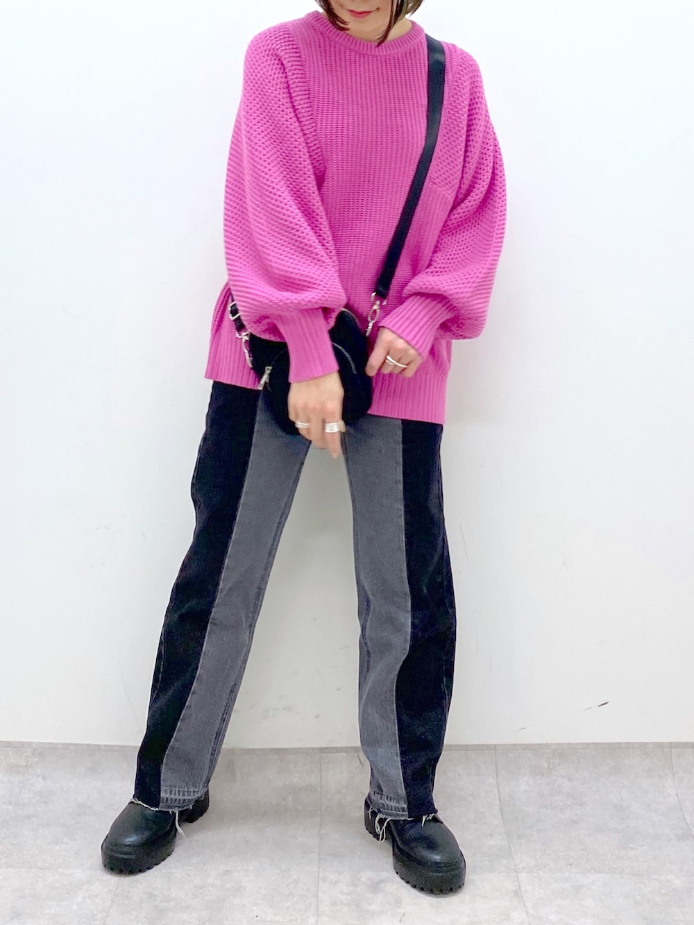 ブラック系のショルダーバッグ、ピンク系のニット/セーター、ブラック系のパンツを着用したレディースの冬コーディネートの4枚目の写真