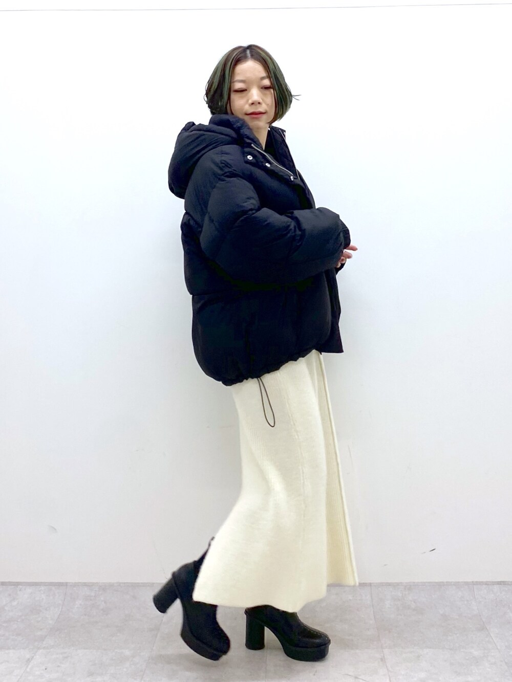 ホワイト系のワンピース/ドレス、ブラック系のジャケット/アウター、ブラック系のブーツを着用したレディースの冬コーディネートの2枚目の写真