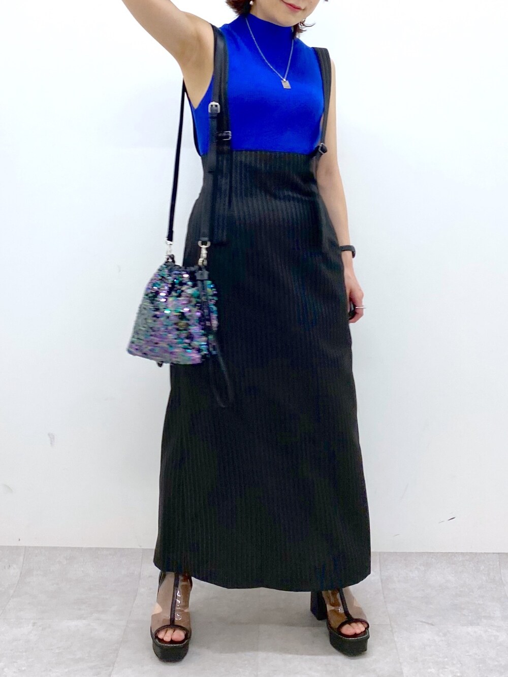 ブルー系のTシャツ/カットソー、その他のワンピース、ブラック系のショルダーバッグを着用したレディースの夏コーディネートの7枚目の写真