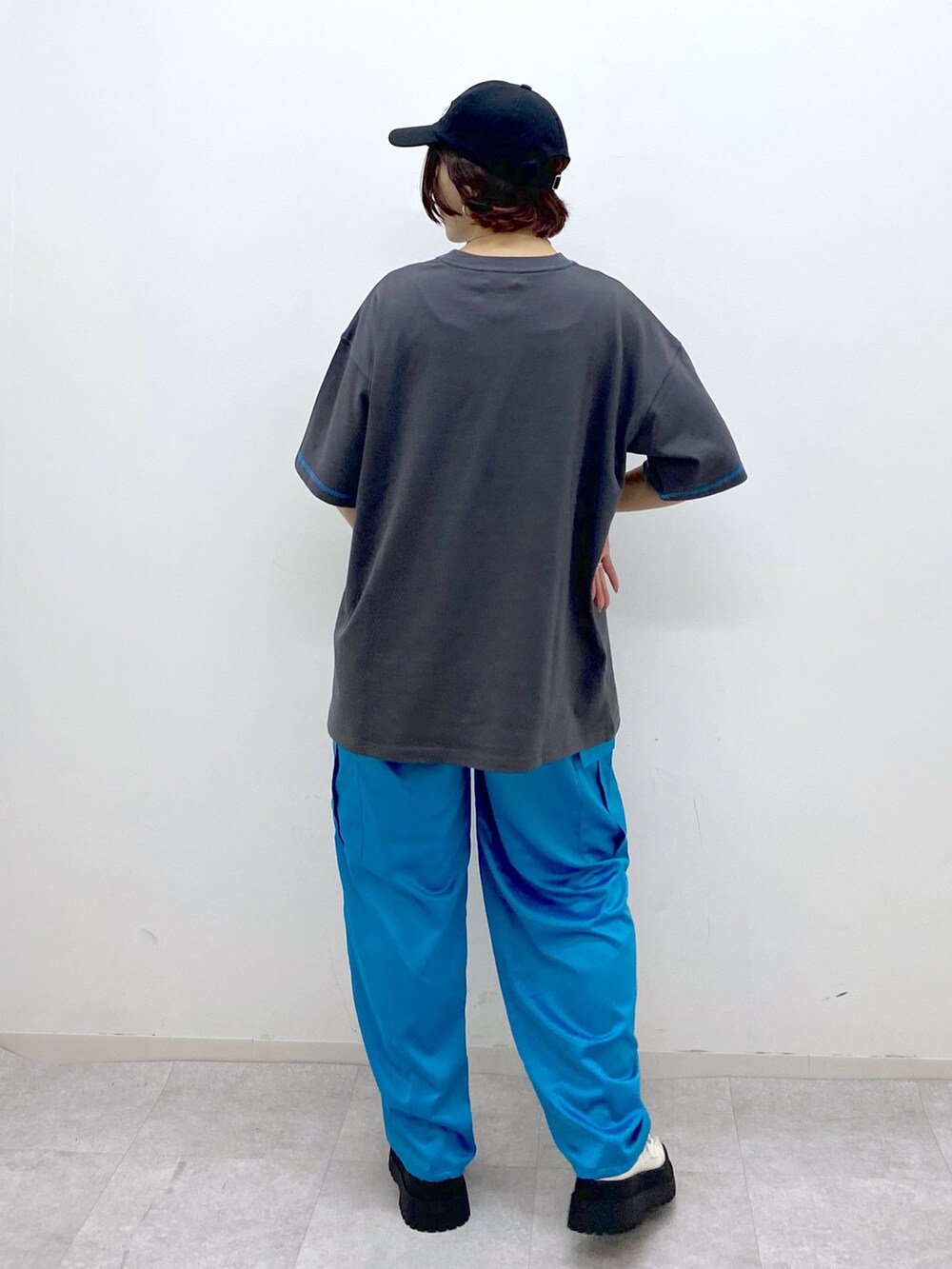 ブラック系のトップス、その他のパンツ、ホワイト系のシューズを着用したレディースの秋コーディネートの3枚目の写真