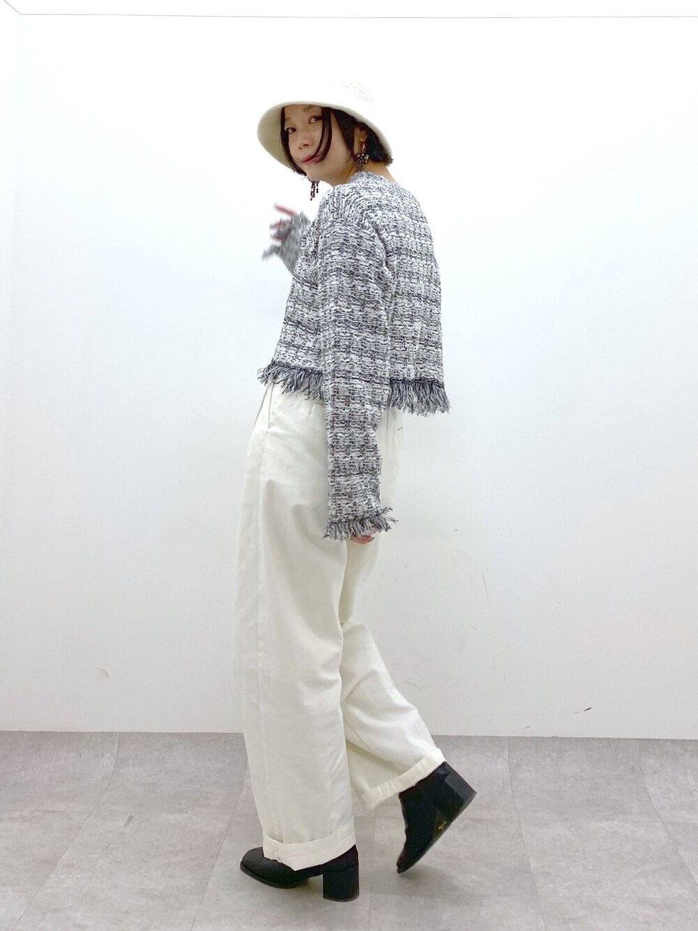 ホワイト系のその他パンツ、ホワイト系のニット/セーター、ブラック系のシューズを着用したレディースの春コーディネートの2枚目の写真