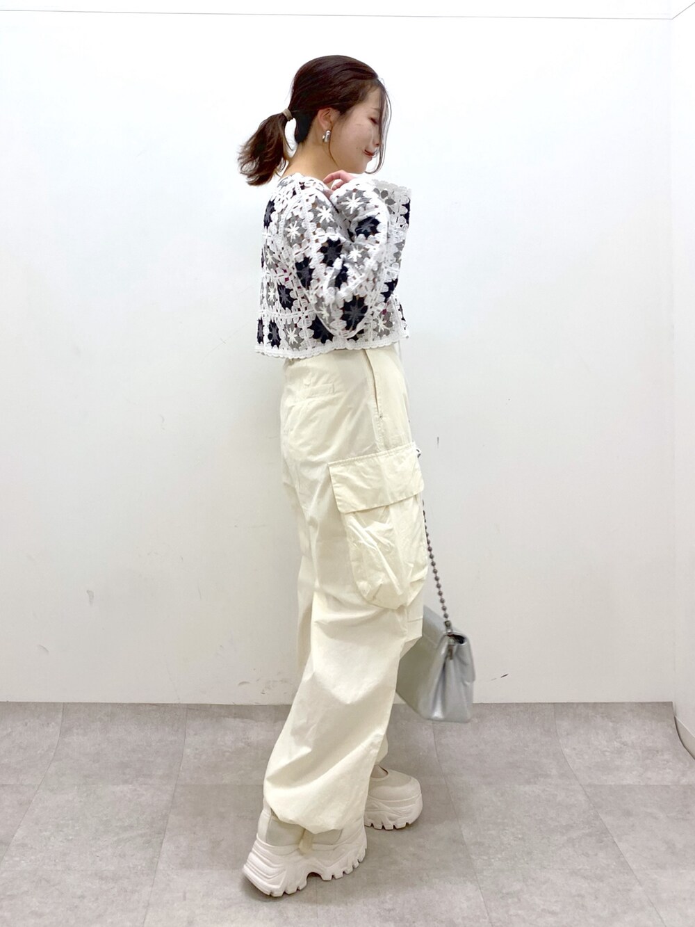 ホワイト系のカーディガン/ボレロ、ピンク系のタンクトップ、ホワイト系のカーゴパンツを着用したレディースの春コーディネートの7枚目の写真