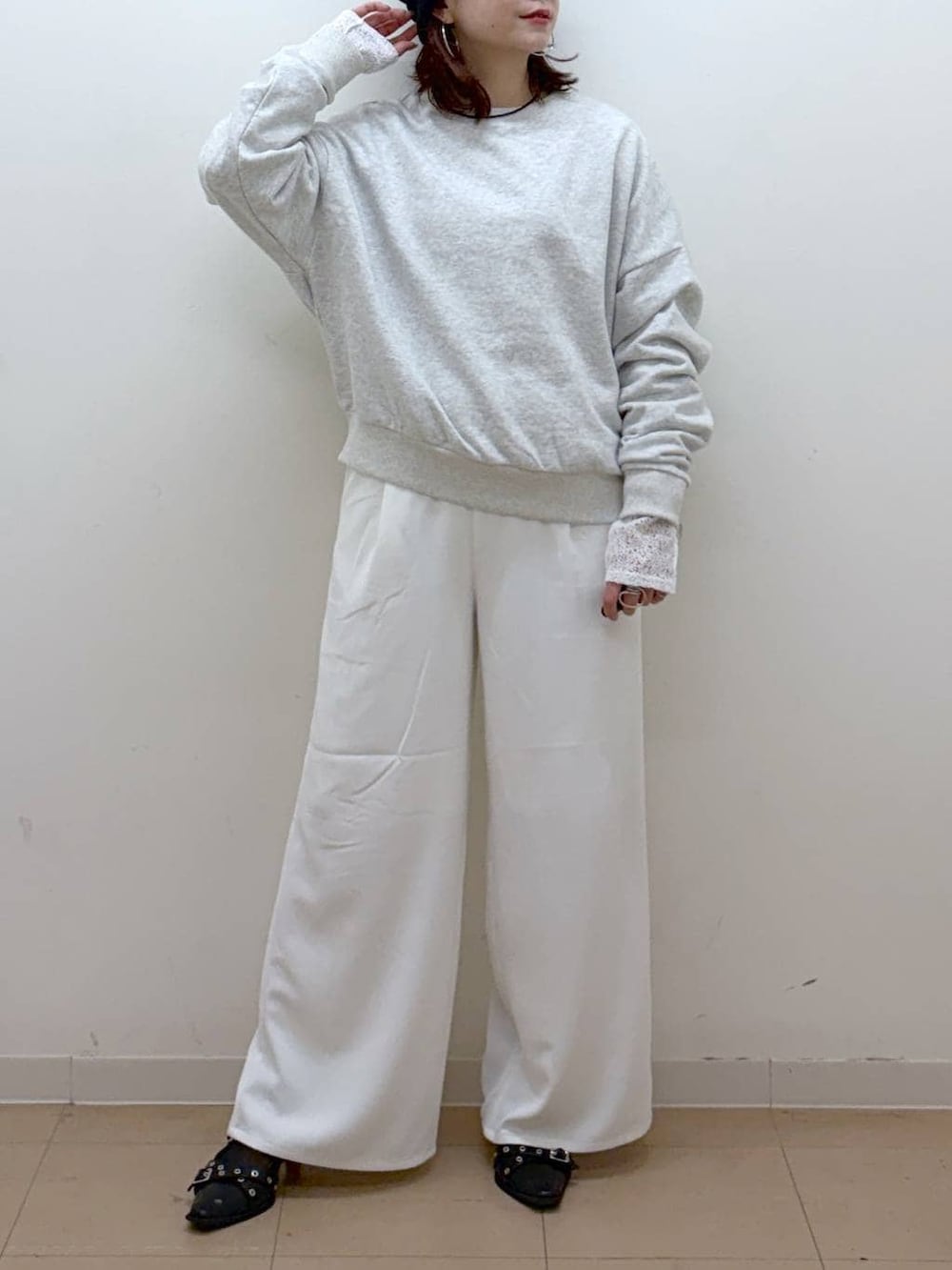 グレー系のスウェット、ホワイト系のスラックス、ホワイト系のTシャツ/カットソーを着用したレディースの冬コーディネートの3枚目の写真
